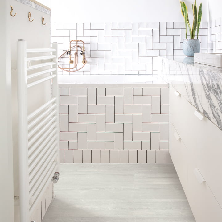 salle de bain avec un sol en vinyle Quick-Step blanc